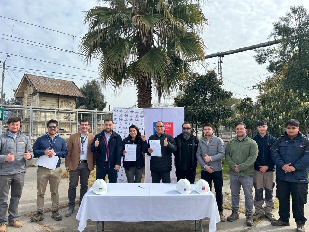 2. Foto firma entrega terreno Estación Rosario